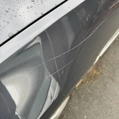 Krassen op autopaneel voor de polijstbeurt